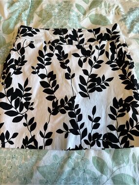 Black & White Leaf-Print Mini Skort
